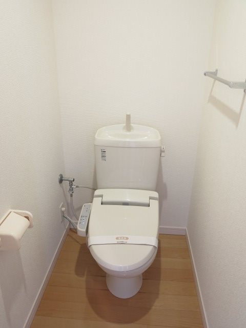 トイレ　☆温水洗浄・暖房便座付きトイレです☆