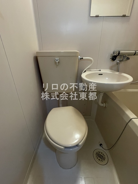 トイレ　白基調で清潔感のあるトイレです♪
