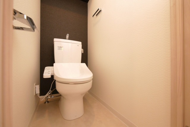 トイレ　落ち着いた色調のトイレです