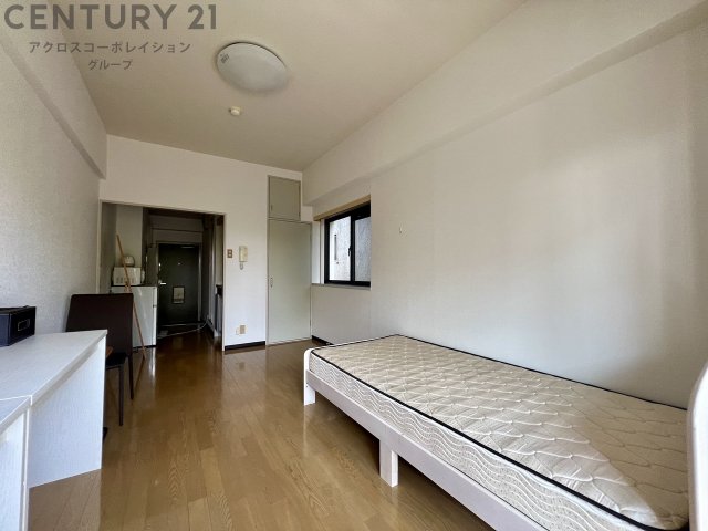 居室・リビング　出窓もついて明るいお部屋です。