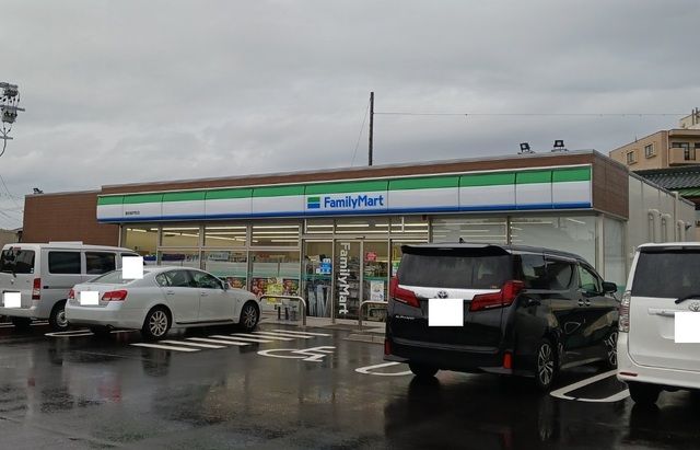 コンビニ　ファミリーマート（コンビニ）まで300m