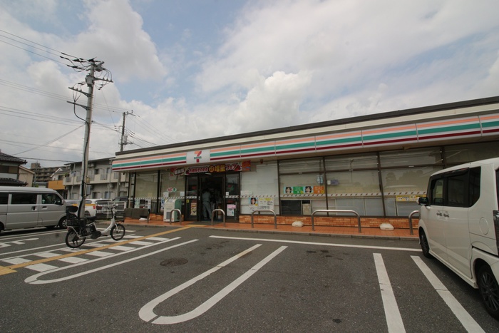 コンビニ　セブンイレブン川越豊田町店（コンビニ）まで300m