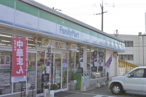 コンビニ　ファミリーマート熊野川角店（コンビニ）まで670m