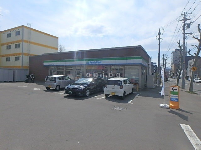 コンビニ　ファミリーマート札幌南7条西7丁目店（コンビニ）まで141m