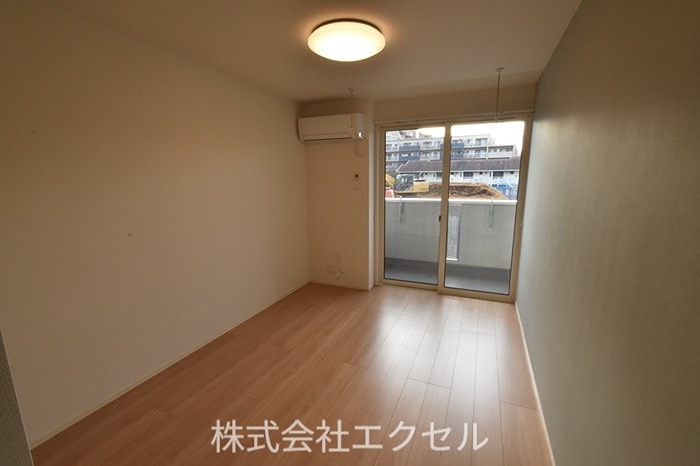 居室・リビング　エアコン付きのお部屋です。
