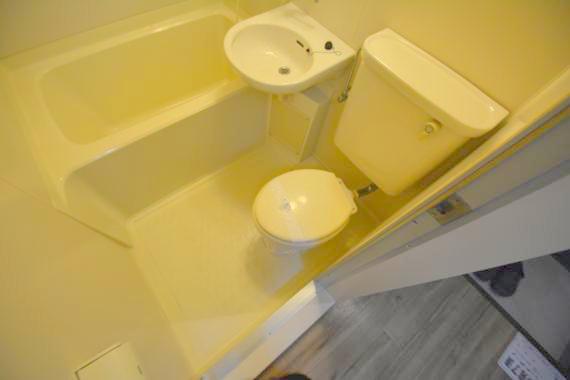 トイレ　白くてピカピカのトイレですね。お掃除もしやすいです。
