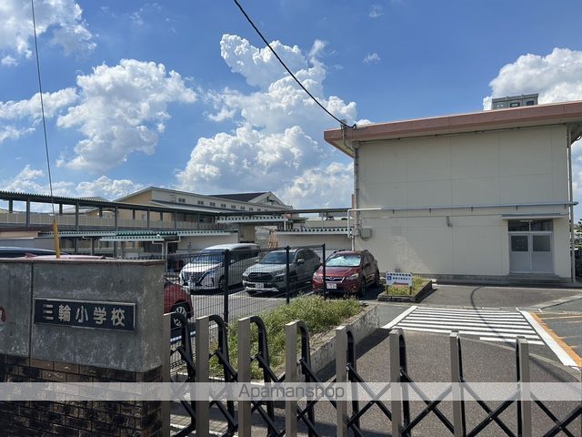 小学校　三輪小学校体育館（小学校）まで2695m