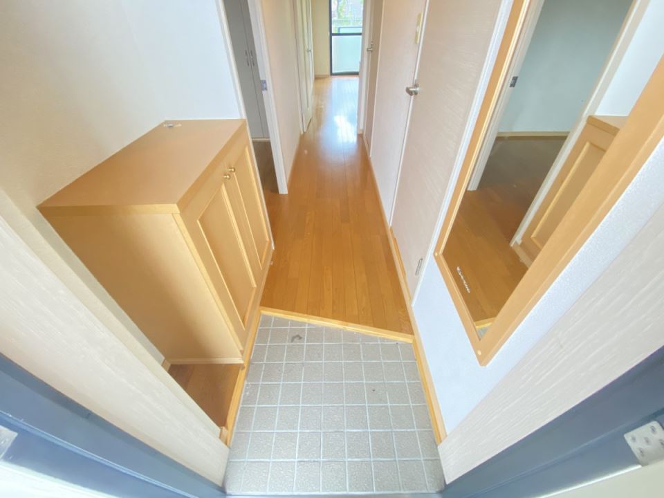 玄関　東南向きのお部屋です