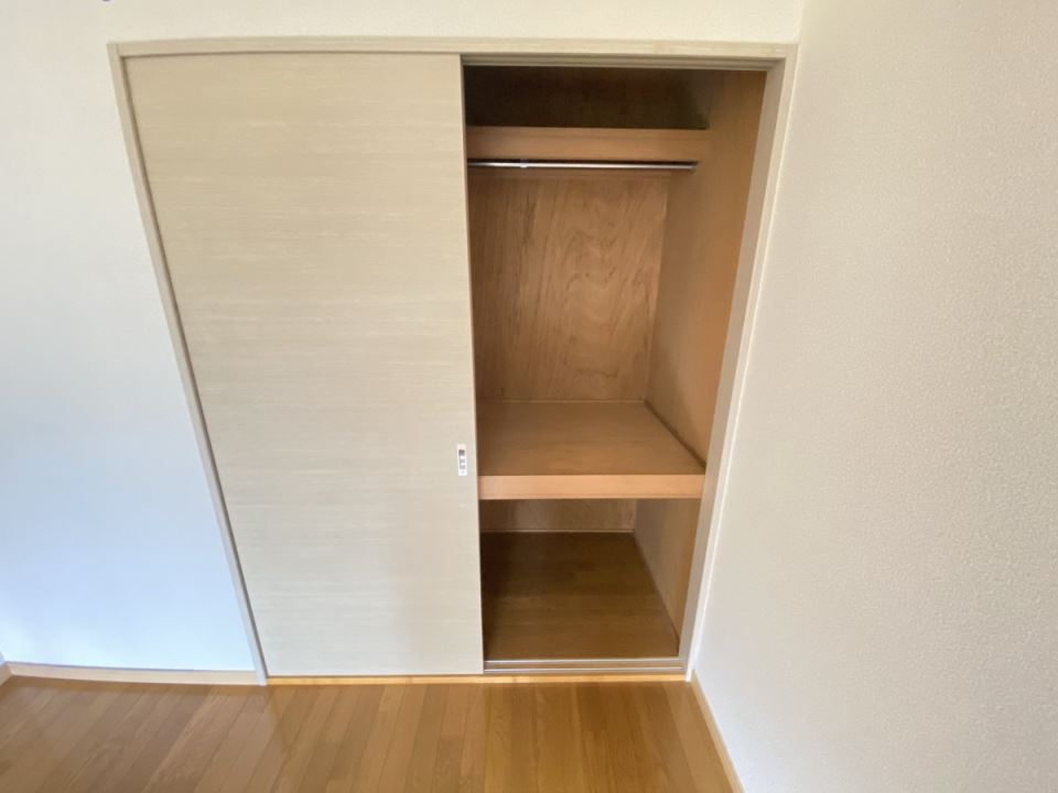 収納　温水洗浄便座付です