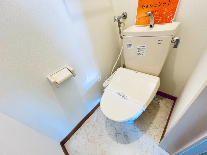 トイレ　嬉しい温水洗浄便座付きのトイレです。
