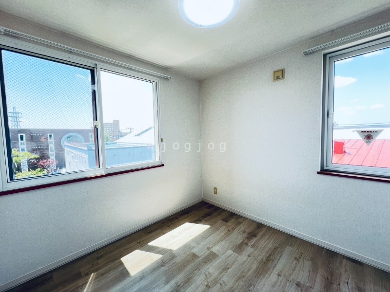 その他部屋・スペース　２面採光で明るいお部屋です。