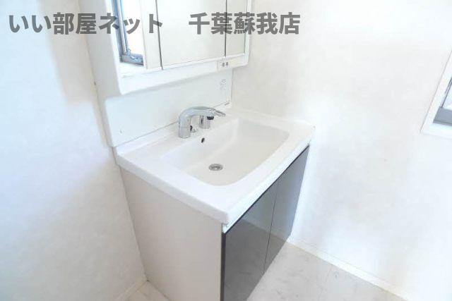 洗面設備　ゆったりとスペースのある洗面所