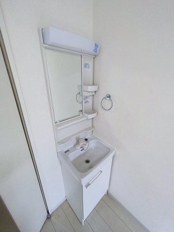 洗面設備　独立洗面化粧台が付いています