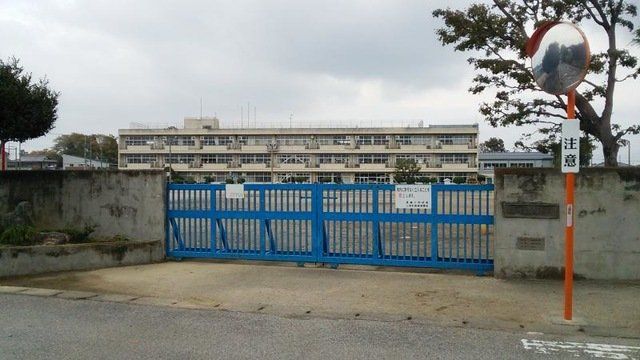 小学校　上里町立長幡小学校（小学校）まで940m