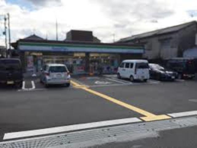 コンビニ　ファミリーマート東大阪六万寺町店（コンビニ）まで270m