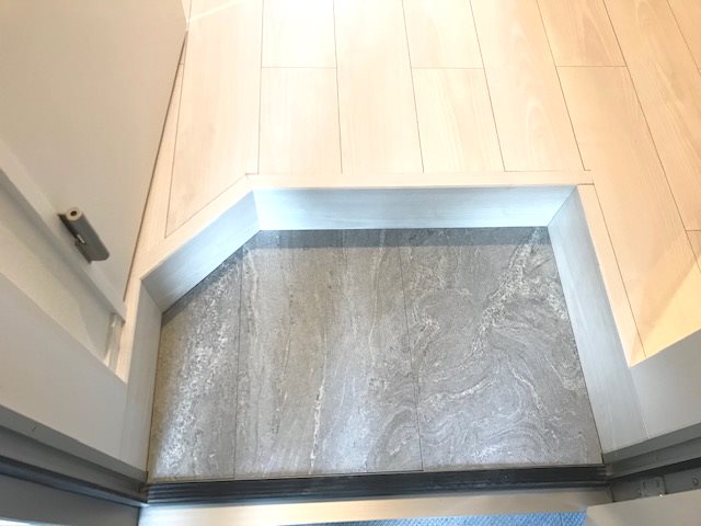 玄関　同シリーズの写真となります。