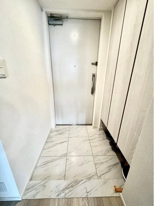 玄関　写真は同タイプ住居です。