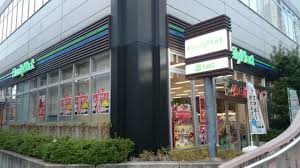 コンビニ　ファミリーマート新橋五丁目店（コンビニ）まで84m