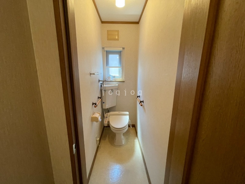 トイレ　嬉しい温水洗浄便座付きのトイレです。