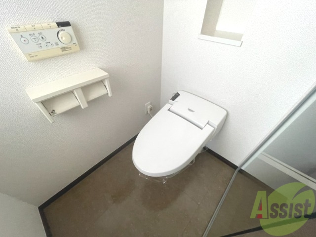 トイレ　嬉しいウォシュレット機能付きです。シャワートイレは便利ですね