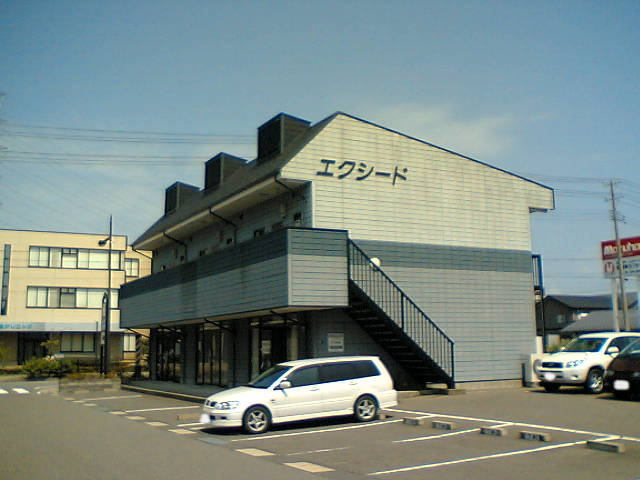 建物外観　外観：駐車場も広々です♪