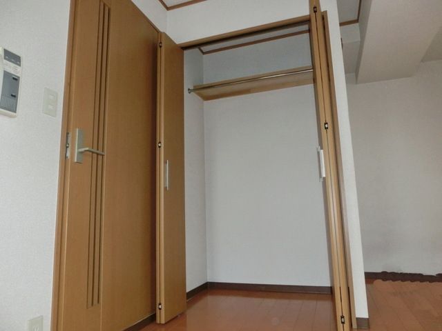 収納　☆クローゼット。室内には更にもう１個クローゼットがあります☆