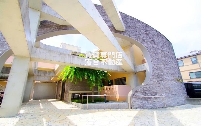 建物外観　しっかりとした建物
