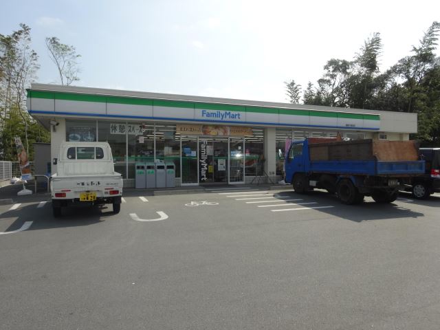 コンビニ　ファミリーマート（コンビニ）まで930m