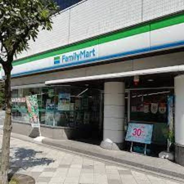 コンビニ　ファミリーマート三宮南店（コンビニ）まで842m