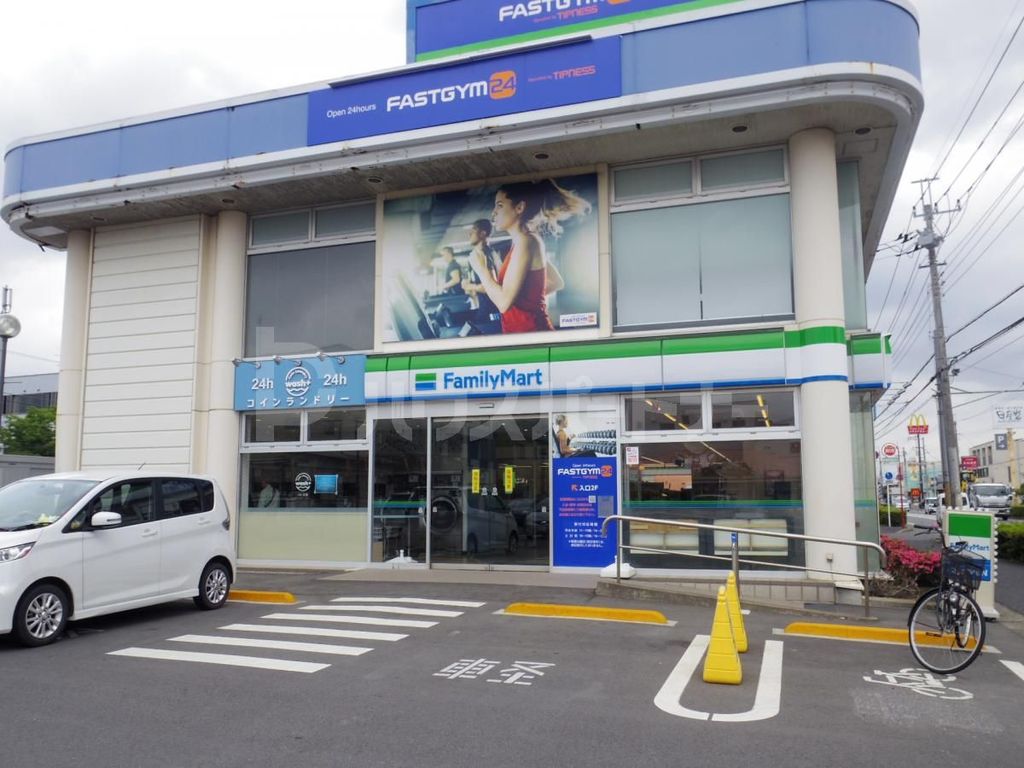 コンビニ　ファミリーマート南流山一丁目店（コンビニ）まで520m
