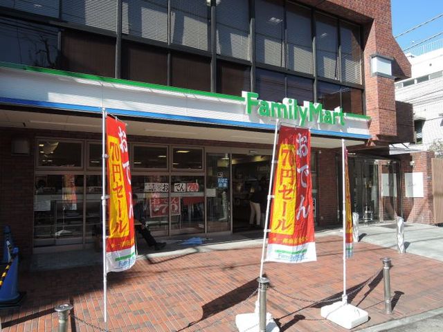 コンビニ　ファミリーマート南青山三丁目店（コンビニ）まで133m