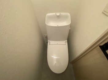 トイレ　温水洗浄便座。