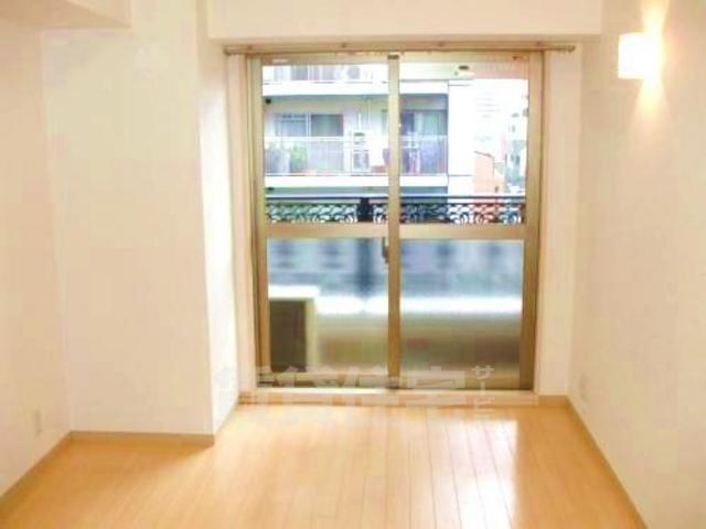 地下鉄千日前線 西長堀駅 徒歩5分 10階建 築22年の居間写真