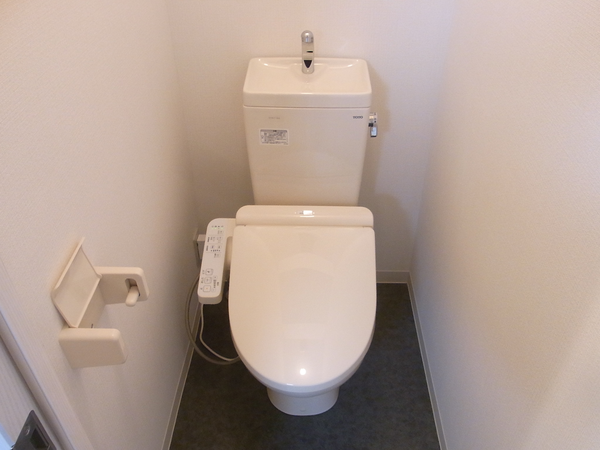 京王新線 初台駅 徒歩7分 2階建 築43年のトイレ写真