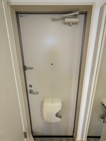 玄関　102号室