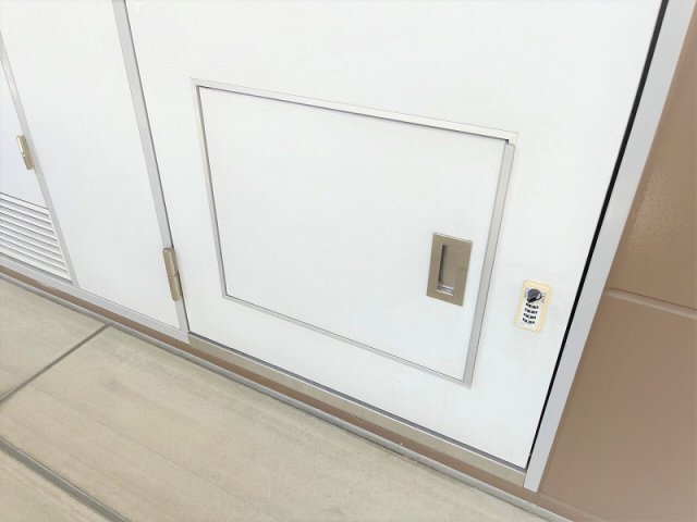 その他　扉には宅配box付です！