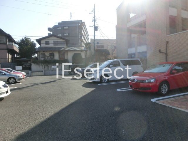 駐車場　敷地内駐車場も広いですね