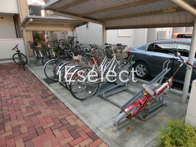 その他共有部分　屋根付駐輪場もあります