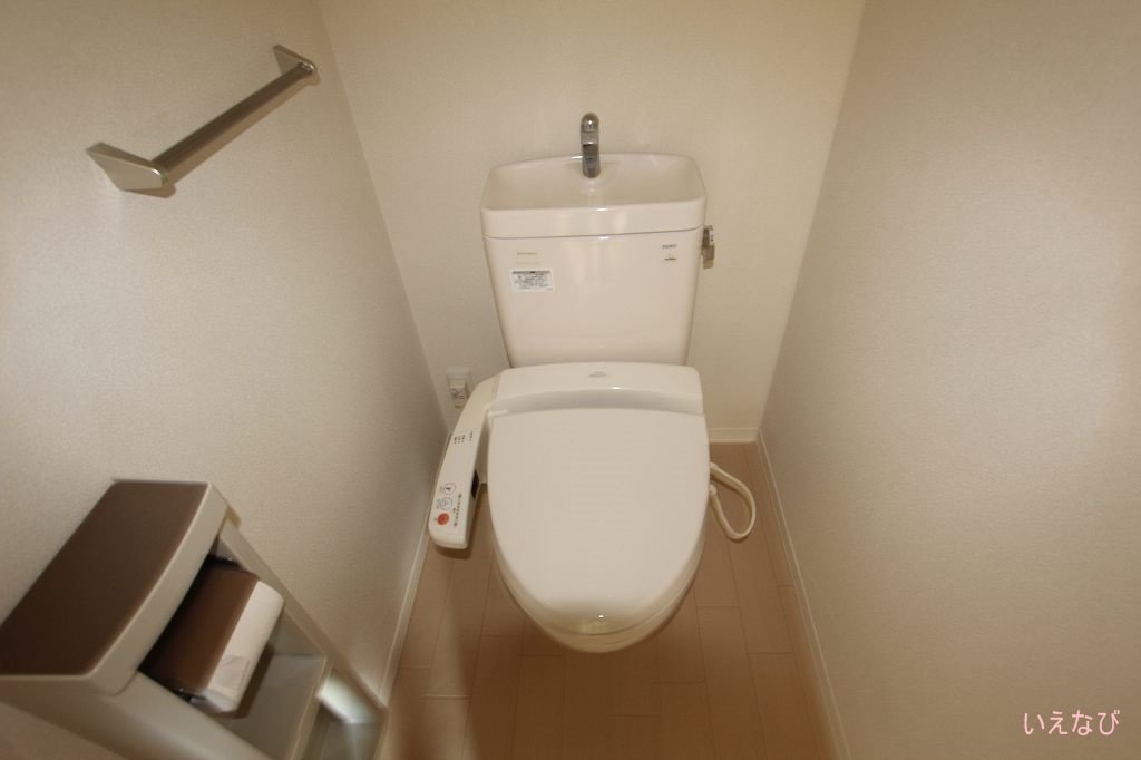 ＪＲ福塩線 万能倉駅 徒歩15分 2階建 築17年のトイレ写真