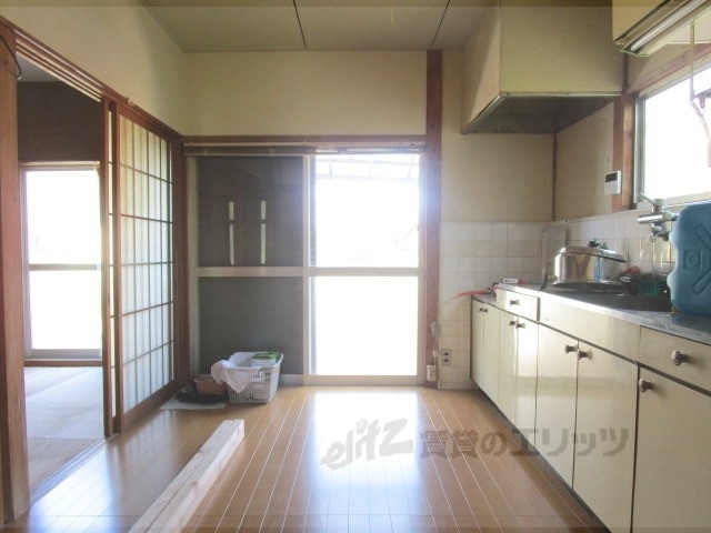 ＪＲ湖西線 和邇駅 徒歩15分 1階建 築49年のキッチン写真