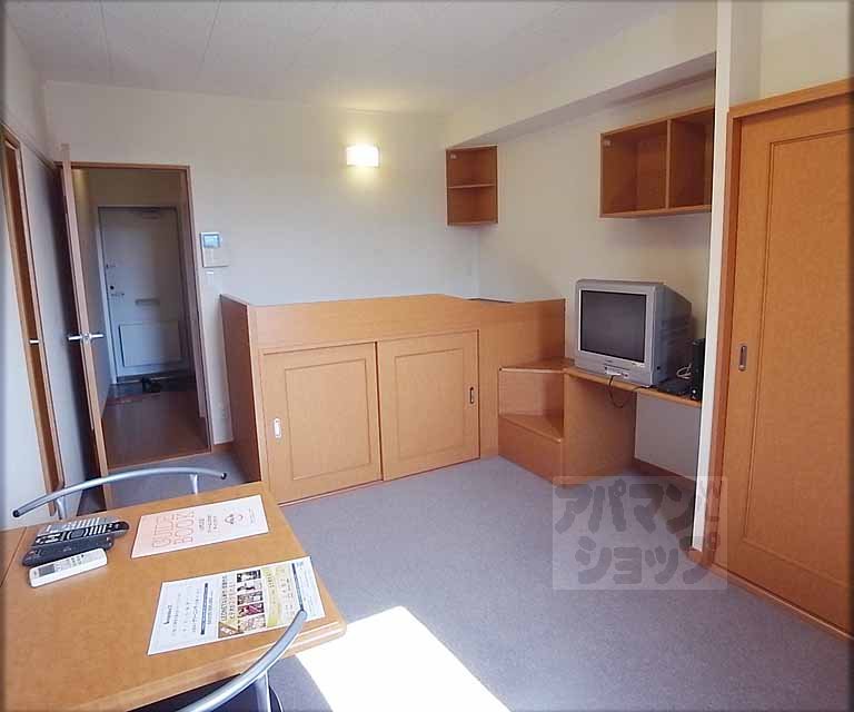 レオパレスヴィルヌーブ醍醐の居間写真
