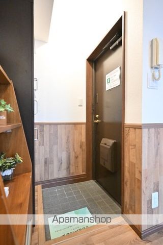 東京メトロ千代田線 代々木公園駅 徒歩12分 3階建 築33年の玄関写真