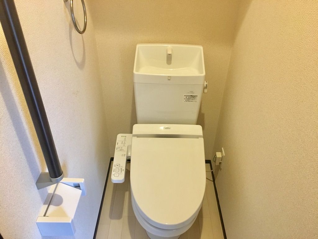 埼玉高速鉄道 南鳩ケ谷駅 徒歩17分 2階建 築10年のトイレ写真