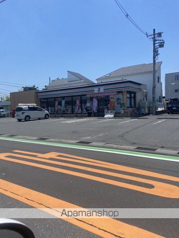 コンビニ　セブン－イレブン草加新里下町店（コンビニ）まで737m