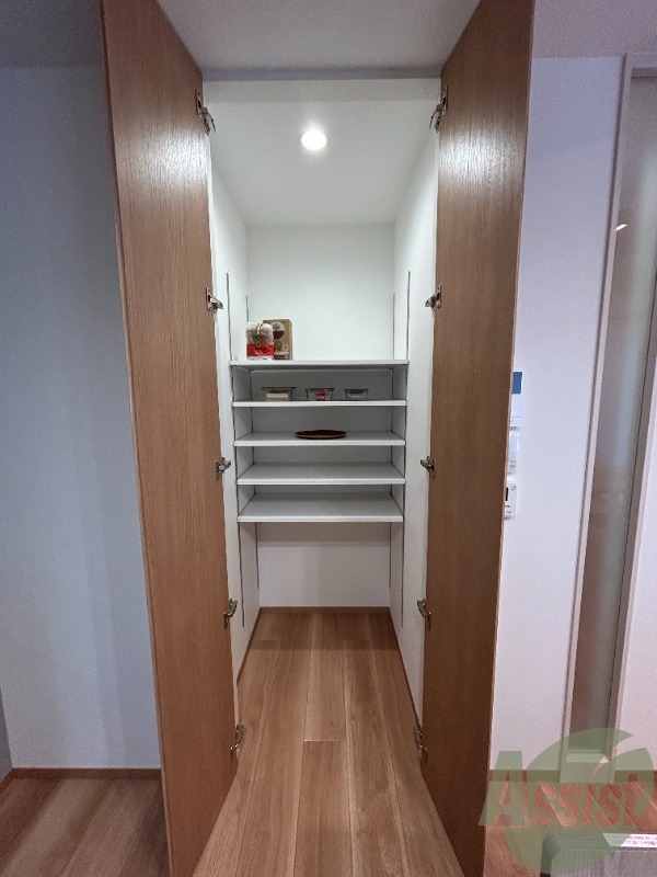 収納　収納は各部屋にございます。こちらはキッチン横の収納です。