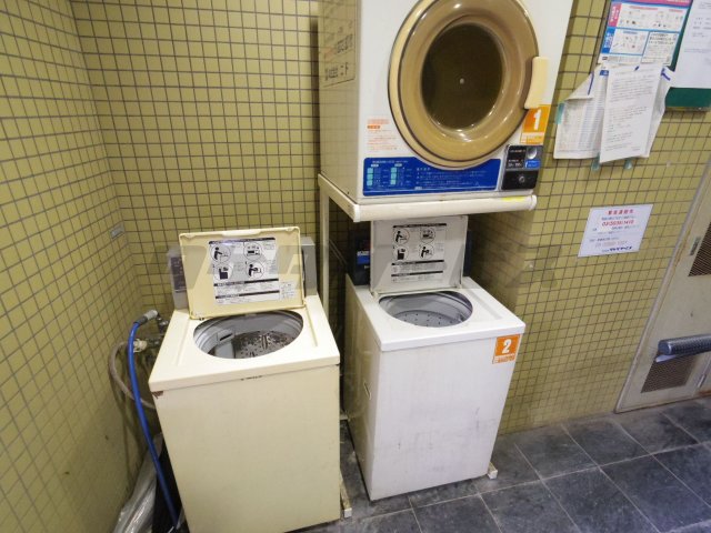 その他共有部分　エレベーターホールにコイン洗濯機あります。