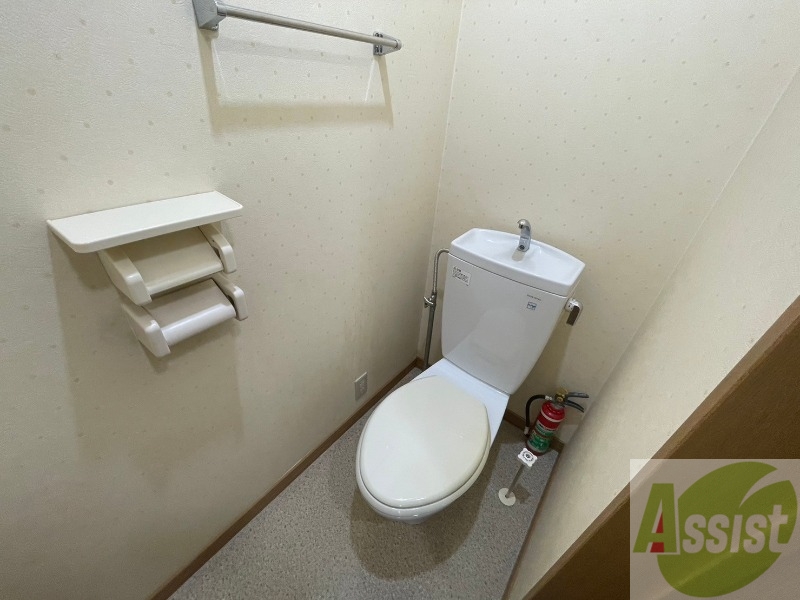 トイレ　トイレです。タオル掛けもついて便利ですね。