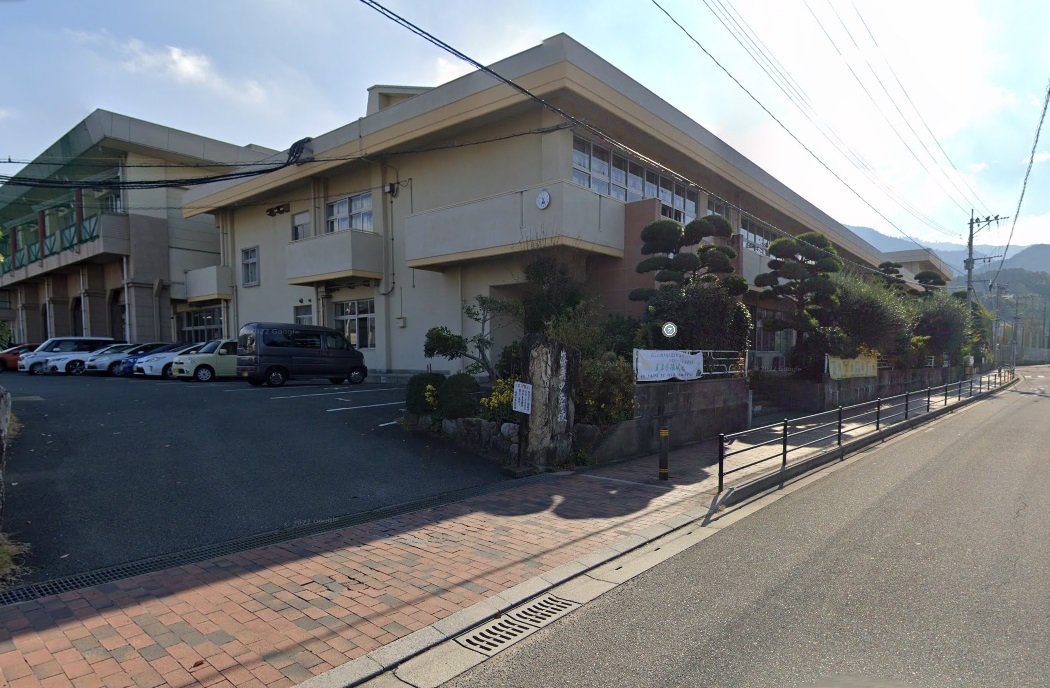 中学校　篠栗町立篠栗中学校（中学校）まで468m