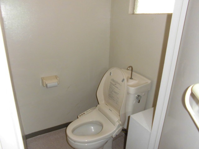 ＪＲ中央線 中野駅 徒歩8分 4階建 築58年のトイレ写真