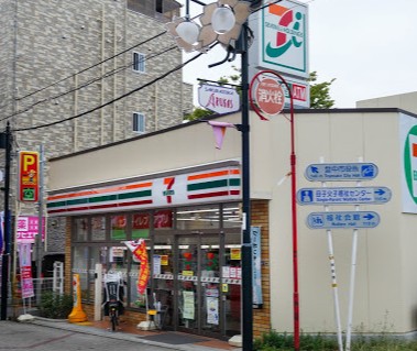 コンビニ　セブンイレブン豊中新千里南町2丁目店（コンビニ）まで769m